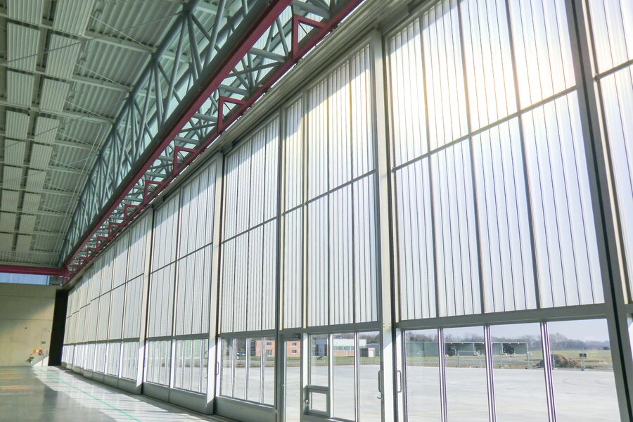 Innenansicht von einem Hangarschiebetor mit Tür und Tageslichtelementen - Jansen Tore | © Jansen Tore